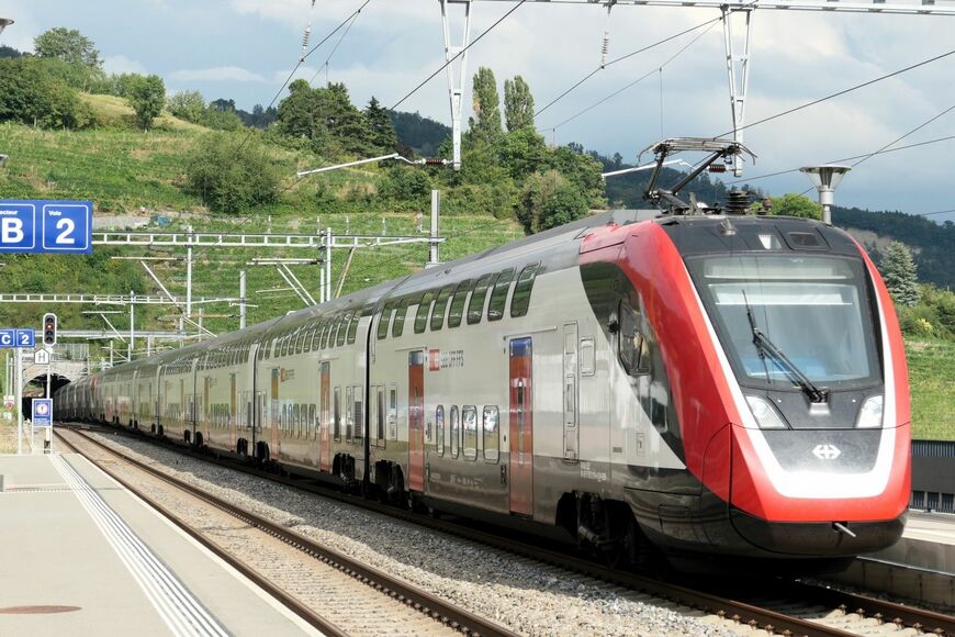 最も幹線のザンクトガレンージュネーブ間は2階建て電車の16両編成（筆者撮影）