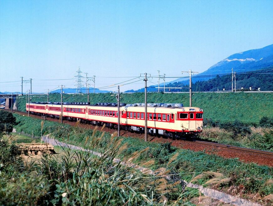 関ケ原付近を走る急行「たかやま」＝1975年10月（撮影：南正時）