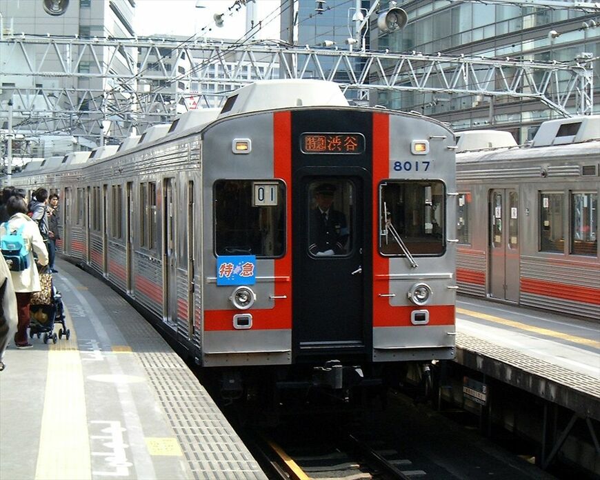 運転開始初日の「東横特急」＝2001年3月（撮影：南正時）