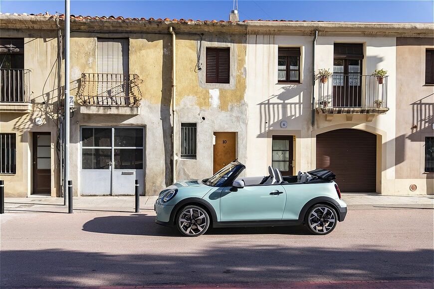 MINI（ミニ）の新型「ミニ・クーパー・コンバーチブルS」（写真：MINI）
