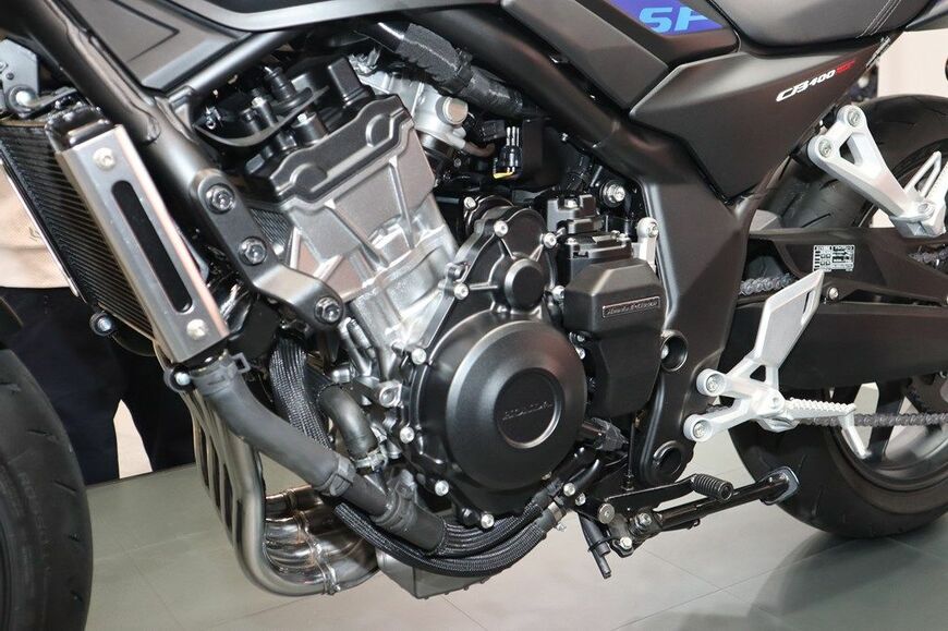 モーターサイクルショー2026で展示されたホンダ「CB400スーパーフォアE-クラッチ コンセプト」（写真：筆者撮影）