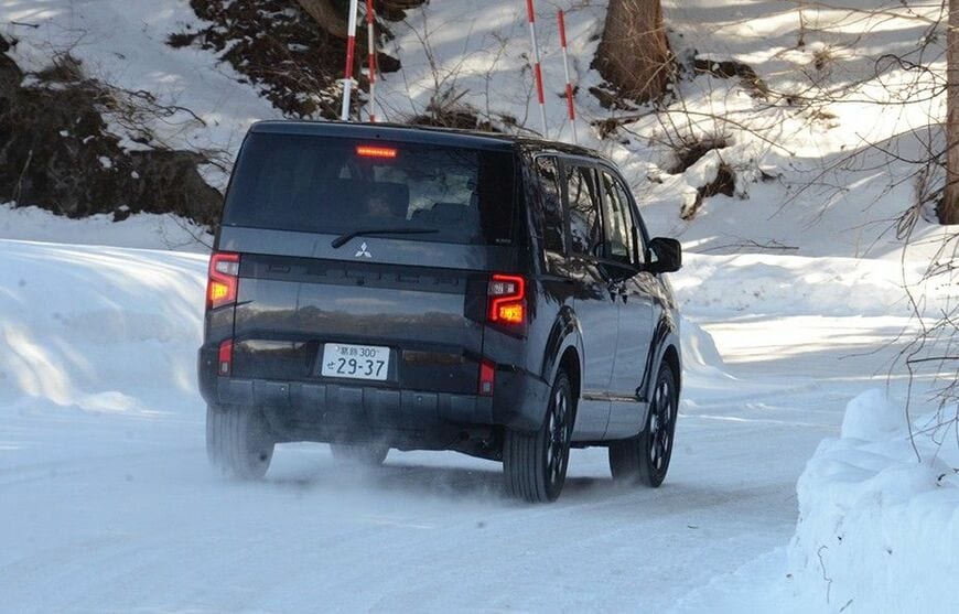 スノーモードなら雪道でも高い安心感。カーブでは外に膨らまずにスムーズに旋回できる（写真：筆者撮影）