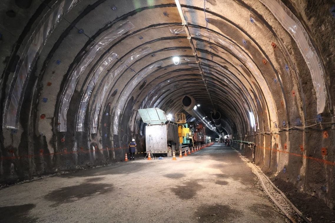 工事中のトンネル内部