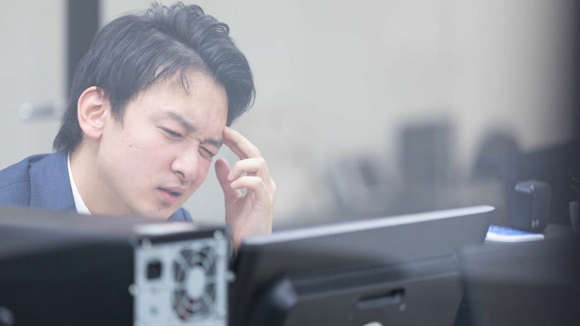 明らかな二日酔いの社員に対しては、賃金支払い義務は生じないという(写真:Mai/PIXTA)