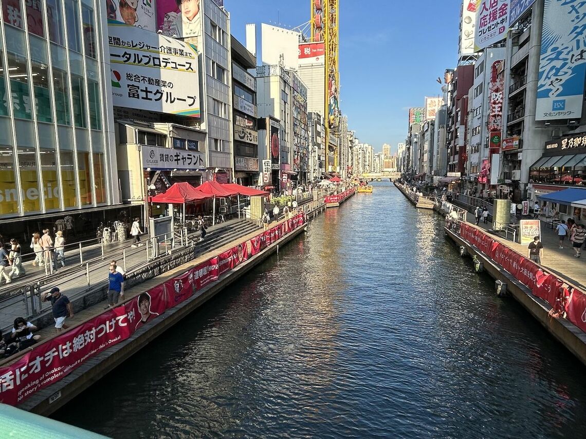 両サイドにびっしりと「ダイブ禁止」の横断幕が張られた道頓堀川（写真：筆者撮影）
