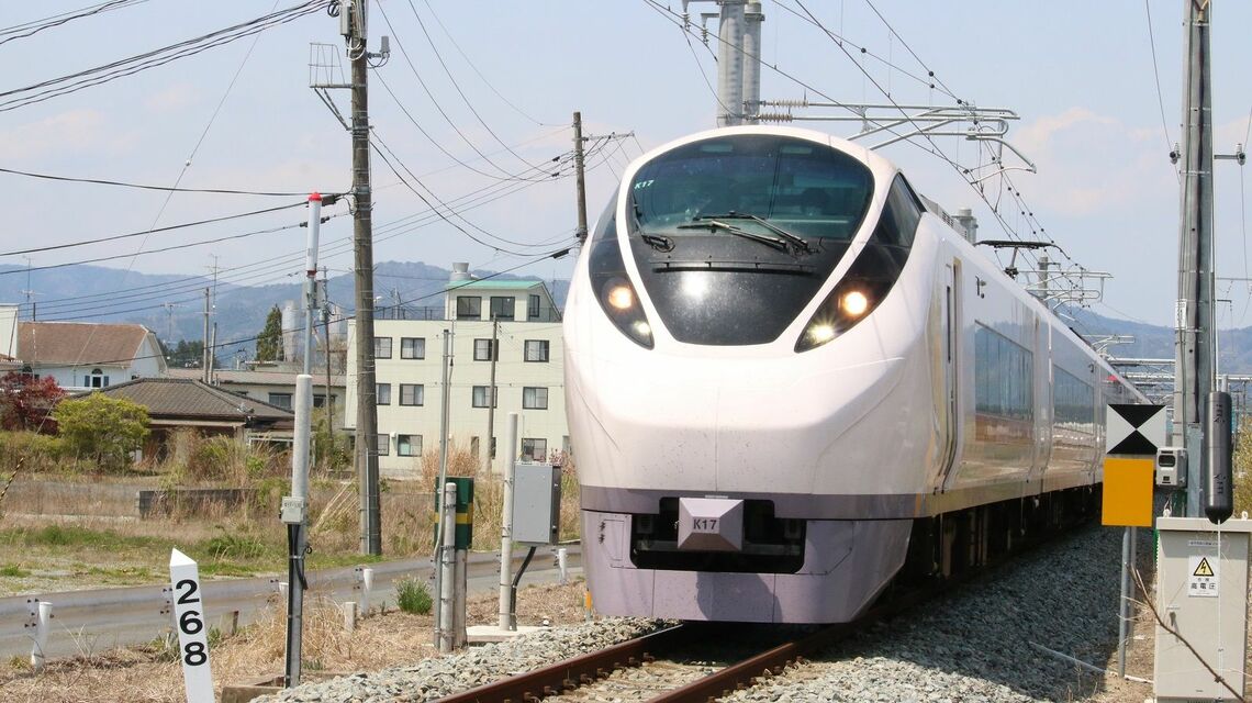 浪江駅付近を走る特急「ひたち」。常磐線は2020年3月14日に全線で運転再開した（筆者撮影）