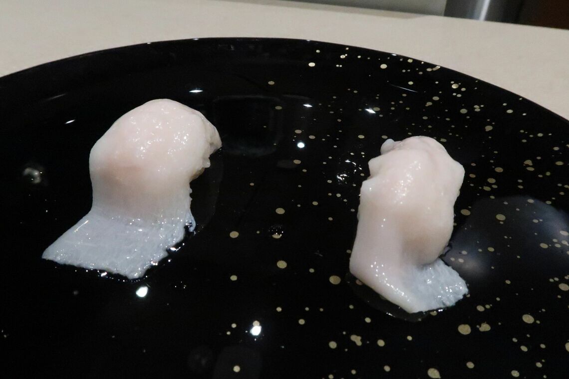 別の店で食べた本皮の寿司。エンガワのような味わい（写真：編集部撮影）