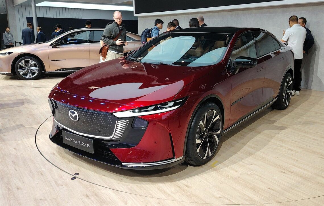 マツダのEVセダン「MAZDA EZ-6」（2024年、筆者撮影）