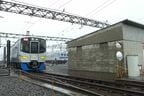入線する12000系「サザンプレミアム」