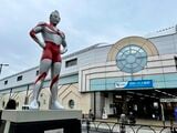 祖師ヶ谷大蔵駅北口の広場には「ウルトラマンシンボル像」がそびえ立つ（筆者撮影）