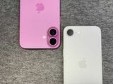 iPhone 16 Plus（左）とiPhone 16e（右）。カメラの数の違いはもちろんのこと、16eのほうがレンズが小さい（筆者撮影）