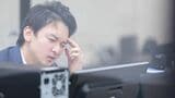 明らかな二日酔いの社員に対しては、賃金支払い義務は生じないという（写真：Mai／PIXTA）