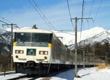 冠雪した谷川岳をバックに走る特急「水上」（撮影：南正時）