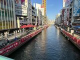 両サイドにびっしりと「ダイブ禁止」の横断幕が張られた道頓堀川（写真：筆者撮影）