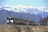 蔵王連峰と719系5000番台の普通列車（撮影：南正時）