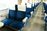 通路を挟んで2人掛けの座席が左右に並ぶ（記者撮影）