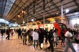 近郊電車がリスボンのロシオ駅に到着。移民が目立つ通勤風景（筆者撮影）