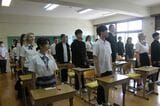 制服を着用して起立（筆者撮影）