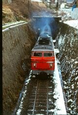 播但線生野トンネルを抜けてきたDD54形牽引の列車（撮影：南正時）