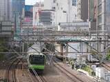 山手線の電車と旧埼京線・湘南新宿ラインホーム（右）。ホームの並列化で乗り換えの利便性が向上する（記者撮影）
