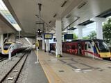 マレーシアの優等列車ETSと通勤電車KTMコミューターが並ぶ＝2022年9月、バターワース駅（筆者撮影）