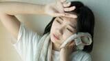 暑さに参っている女性