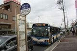 小浜停留所から先は阪神バスと阪急バスがバス停を共用。「阪神バス」「阪急バス」の文字が並ぶ姿は、かつての「反目」の歴史からは想像がつかない（筆者撮影）