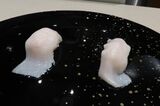 別の店で食べた本皮の寿司。エンガワのような味わい（写真：編集部撮影）
