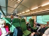 中距離電車も3‐2人掛けボックス座席。座席間にある丸い穴はゴミ箱（筆者撮影）