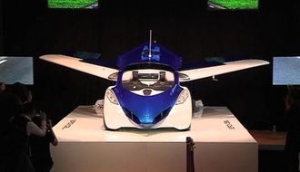 ｢空飛ぶ自動車｣､華麗なる飛行シーン