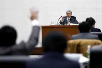 日銀総裁｢強力な金融緩和を粘り強く続ける｣