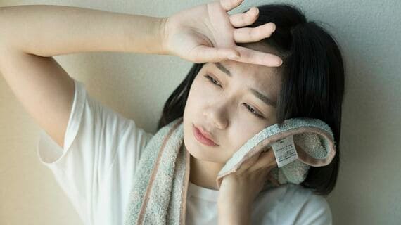 暑さに参っている女性