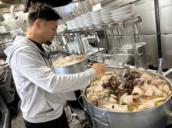 ラーメンづくりに励む佐藤さん