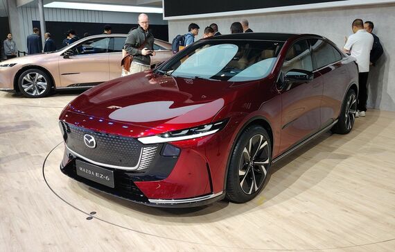 マツダのEVセダン「MAZDA EZ-6」(2024年、筆者撮影)