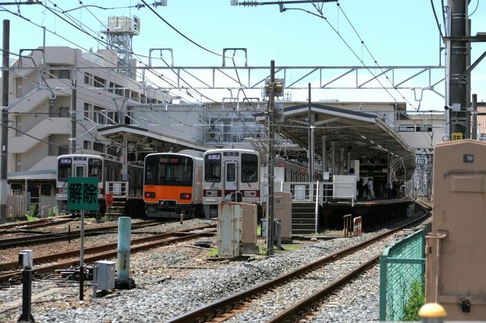 下りの2番線に川越市行き準急が到着