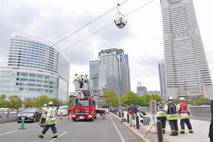 訓練は2車線を使用。一般車両がすぐ隣を通過する
