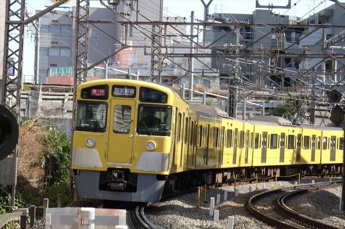 新宿線を走る2000系