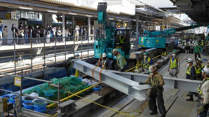ホーム拡幅用の桁はクレーンで運搬