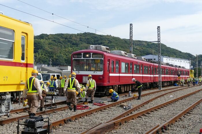 脱線した列車の復旧訓練