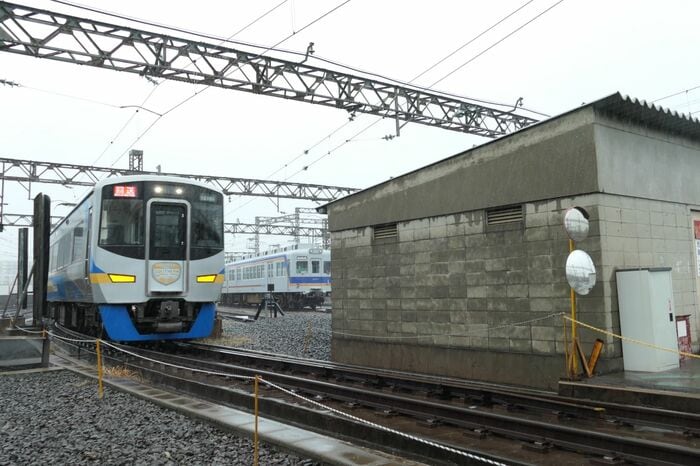 入線する12000系「サザンプレミアム」