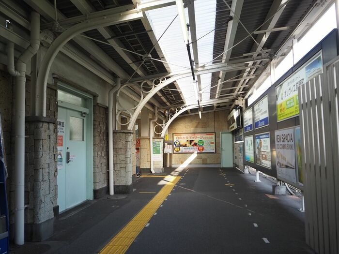 開業時からの大谷石が残る改札とホーム間の連絡通路