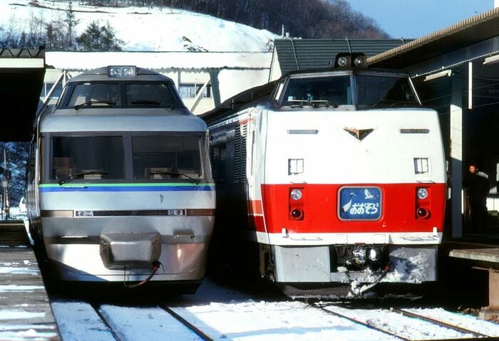 南千歳で183系特急おおぞらと並んだ