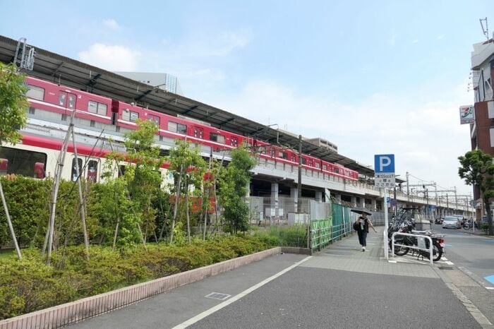 本線の電車と大師線の回送電車