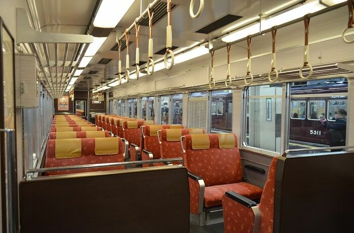 大阪梅田寄りの車両の座席は赤紅色を採用
