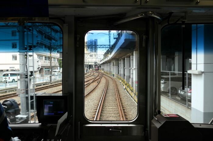 連絡線を走り高架の本線へ向かう