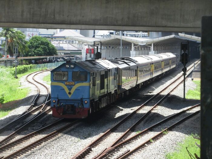 ジョホールバルのJBセントラル駅に入線する国際列車