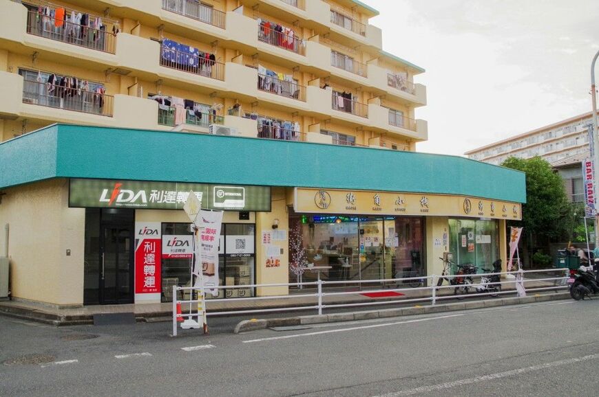 多国籍な飲食店が並ぶ（筆者撮影）