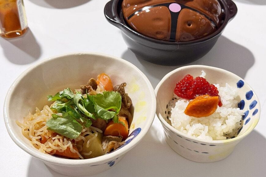 築地で購入した食材で作った食事。すじことウニごはんと、肉じゃが（写真：筆者撮影）