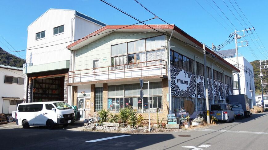 WITH A TREE外観