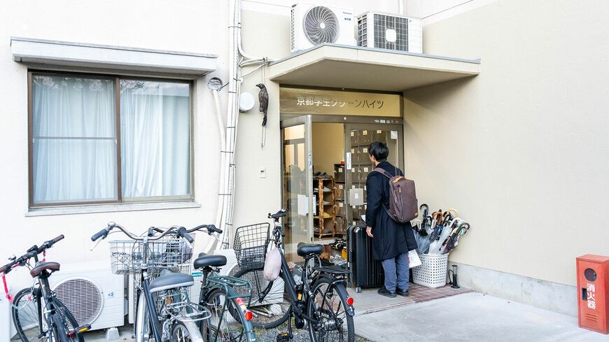 寮に戻ってきた学生